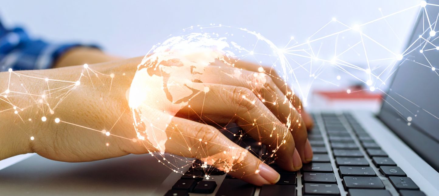 Hand tippend auf Laptop-Keyboard